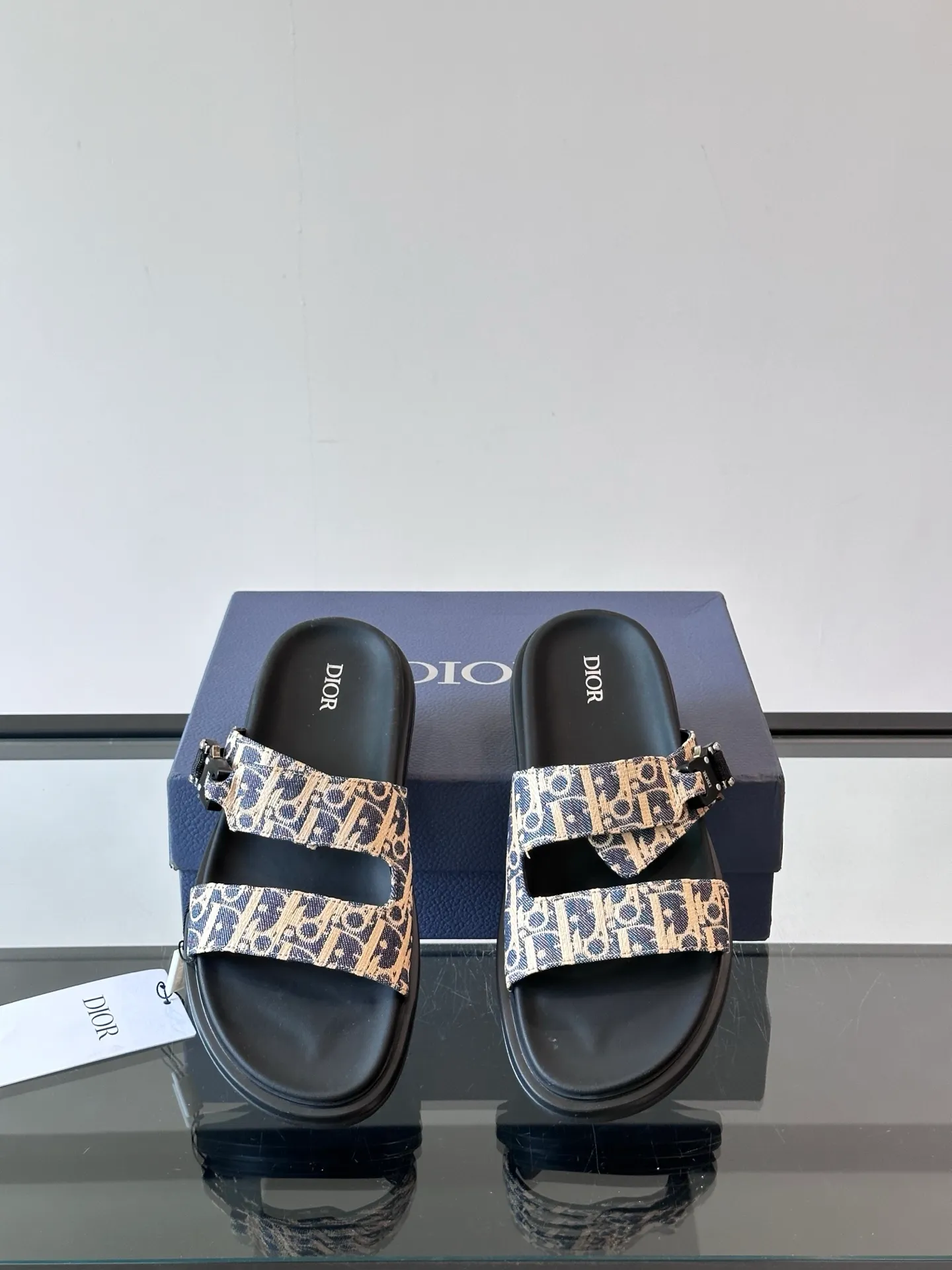 Factory price: 300💰Dior Aqua men's sandals and slippers. Showcasing Dior haute couture design. The Dior gray suede strap is accented with an aluminum Dior buckle for added style. Paired with a comfortable tonal notch sole, they pair easily with shorts or jeans for a sophisticated look. Main body: suede cow leather, technical fabric lining: cow leather, with adjustable straps, aluminum Dior buckle, Dior gray EVA insole, tonal notch rubber outsole splicing structure👌👌 size: 38-44 (45.46 customized)